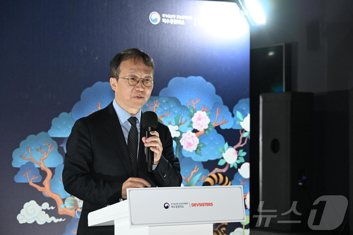 (서울=뉴스1) = 최보근 국가유산청 차장이 8일 오후 서울 중구 덕수궁 돈덕전에서 개최된 ‘국가유산의 날’ 기념 특별전 ‘쿠키런: 사라진 국가유산을 찾아서’ 개막식에 참석해 인사 …