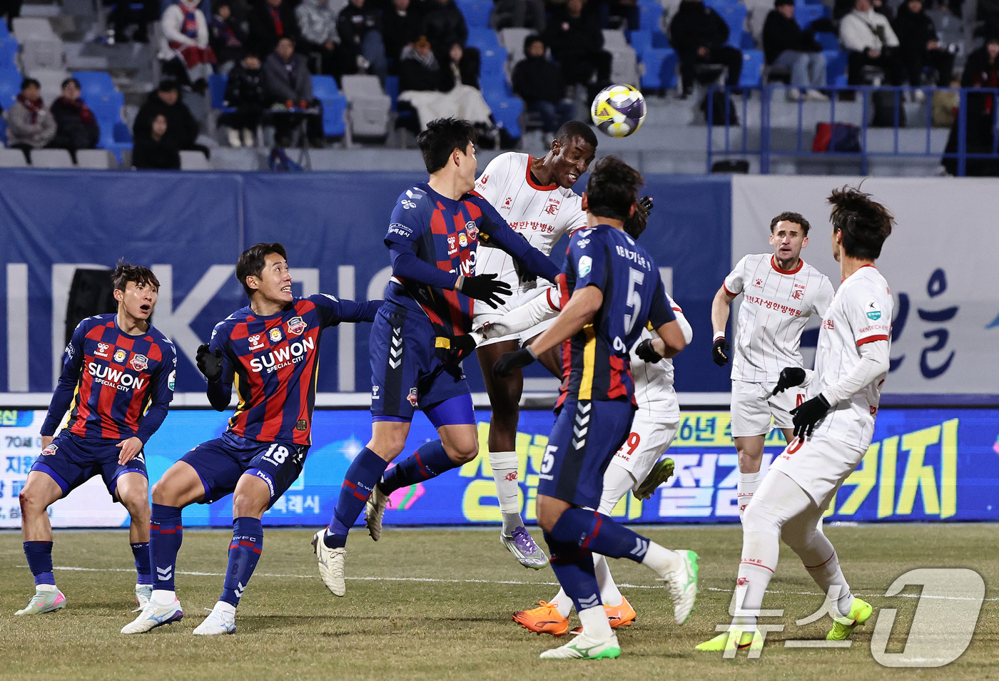 (수원=뉴스1) 구윤성 기자 = 8일 오후 경기 수원시 장안구 수원종합경기장에서 열린 하나은행 K리그 승강 플레이오프(PO) 2차전 수원FC와 부천FC의 경기, 부천FC 몬타뇨가 …