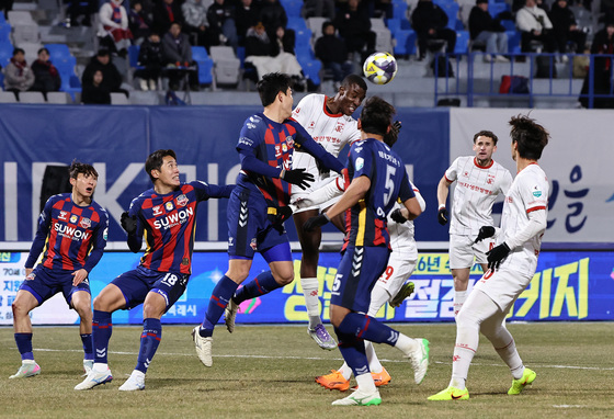 수원과 부천 '승격이 강등이냐'