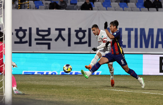 부천FC 바사니, 수원 침묵시키는 선제골