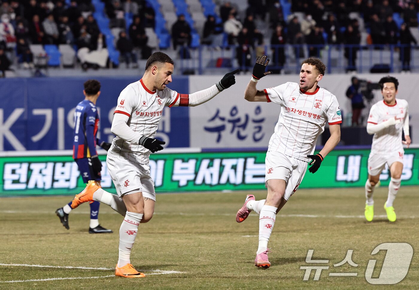 본문 이미지 - 8일 오후 경기 수원시 장안구 수원종합경기장에서 열린 하나은행 K리그 승강 플레이오프(PO) 2차전 수원FC와 부천FC의 경기, 부천FC 바사니가 전반 선제골을 넣은 뒤 세리머니하고 있다. 2025.12.8/뉴스1 ⓒ News1 구윤성 기자