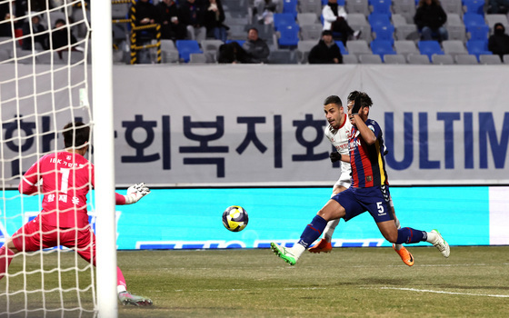 선제골 넣는 부천 바사니