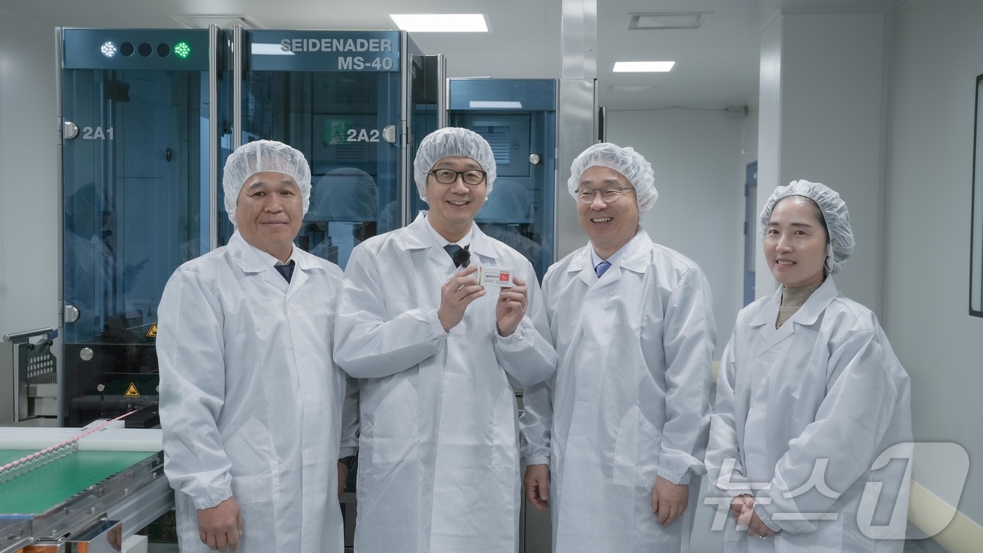 (서울=뉴스1) = 임승관 질병관리청장이 8일 전남 화순 GC녹십자 화순공장을 방문, 세계 최초 유전자 재조합 단백질 탄저백신 '배리트락스주' 첫 출하를 기념하고 있다. (질병관리 …