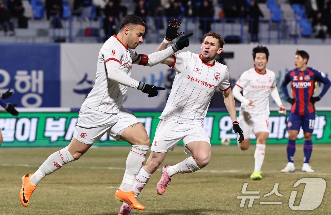 (수원=뉴스1) 구윤성 기자 = 8일 오후 경기 수원시 장안구 수원종합경기장에서 열린 하나은행 K리그 승강 플레이오프(PO) 2차전 수원FC와 부천FC의 경기, 부천FC 바사니가 …