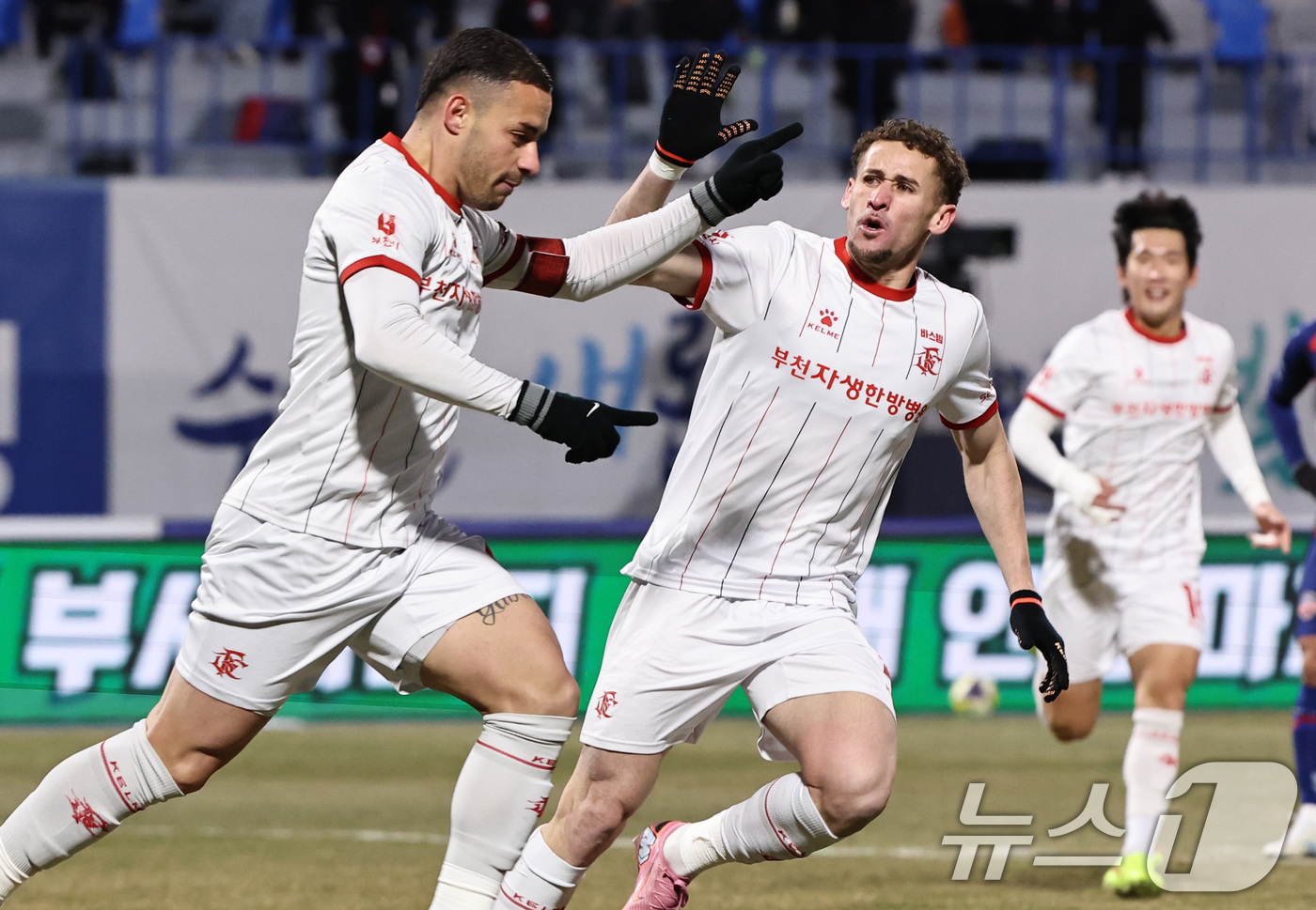 (수원=뉴스1) 구윤성 기자 = 8일 오후 경기 수원시 장안구 수원종합경기장에서 열린 하나은행 K리그 승강 플레이오프(PO) 2차전 수원FC와 부천FC의 경기, 부천FC 바사니가 …