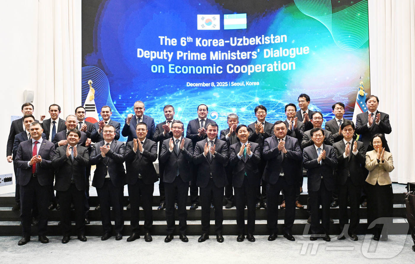 (서울=뉴스1) = 구윤철 부총리 겸 기획재정부 장관이 8일 서울 용산구 서울드래곤씨티 호텔에서 열린 '제6차 한-우즈벡 경제부총리 회의'에서 잠시드 호자예프 우즈벡 부총리와 합의 …