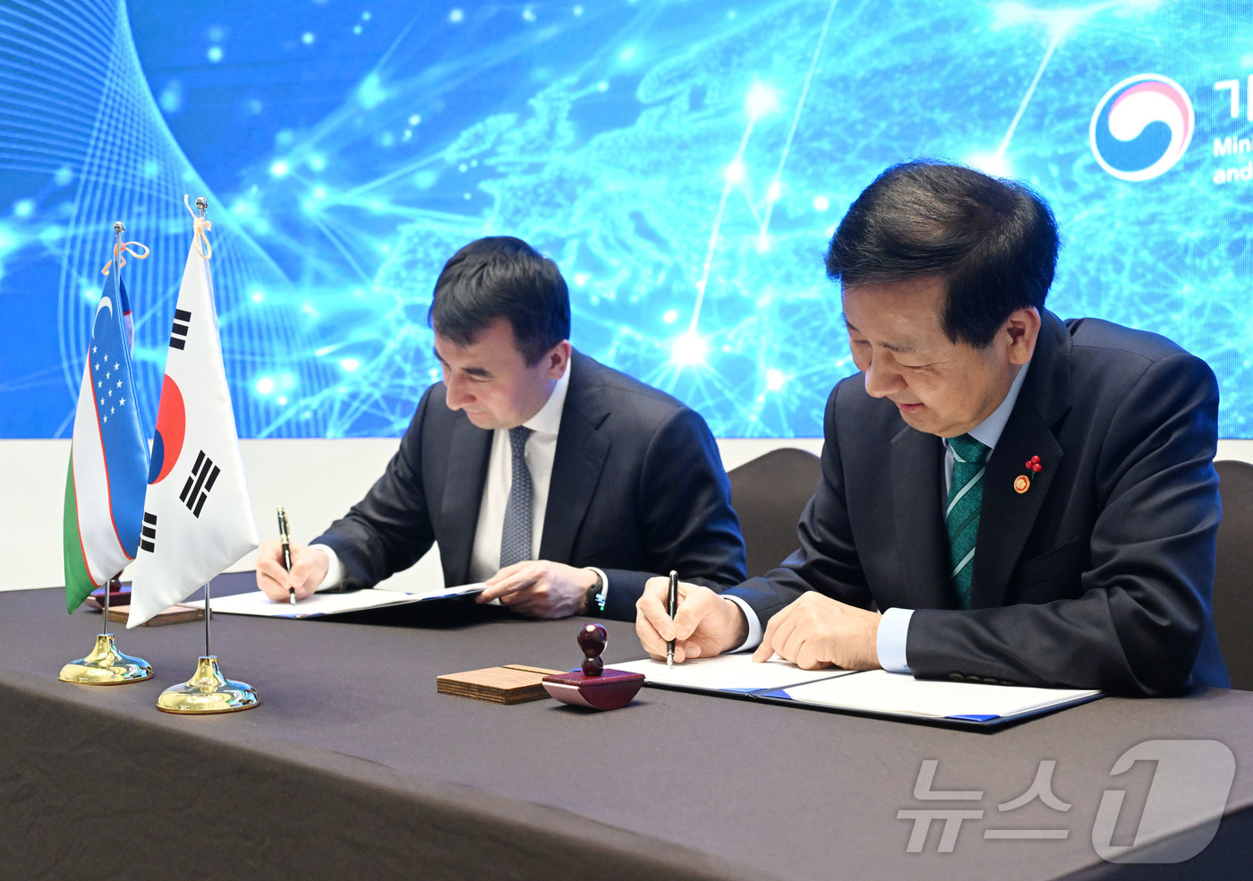 (서울=뉴스1) = 구윤철 부총리 겸 기획재정부 장관이 8일 서울 용산구 서울드래곤씨티 호텔에서 열린 '제6차 한-우즈벡 경제부총리 회의'에서 잠시드 호자예프 우즈벡 부총리와 합의 …