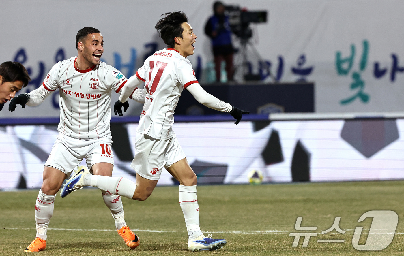 (수원=뉴스1) 구윤성 기자 = 8일 오후 경기 수원시 장안구 수원종합경기장에서 열린 하나은행 K리그 승강 플레이오프(PO) 2차전 수원FC와 부천FC의 경기, 부천FC 김규민이 …