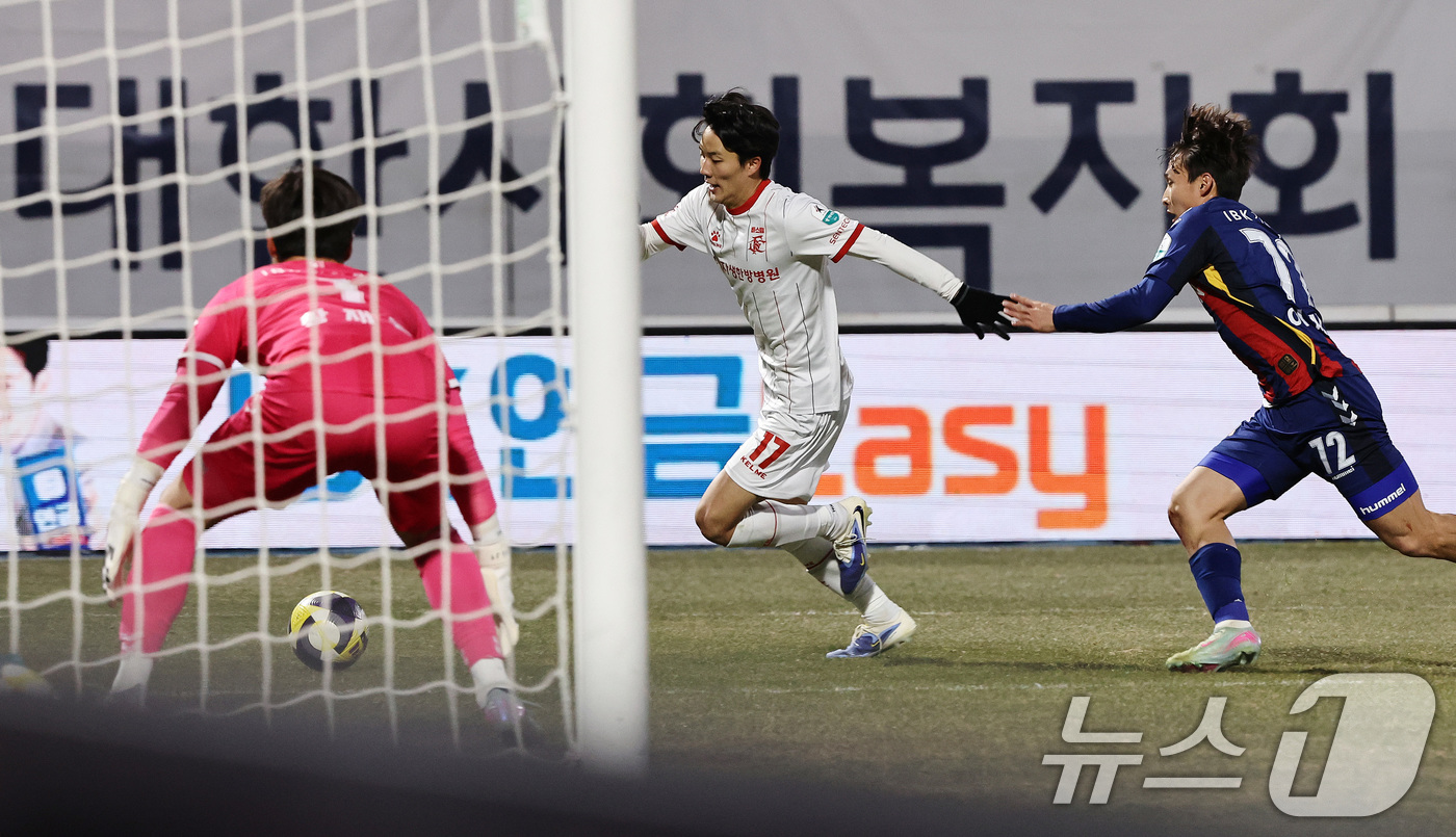 (수원=뉴스1) 구윤성 기자 = 8일 오후 경기 수원시 장안구 수원종합경기장에서 열린 하나은행 K리그 승강 플레이오프(PO) 2차전 수원FC와 부천FC의 경기, 부천FC 김규민이 …