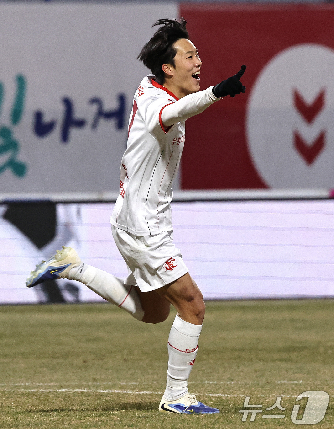 (수원=뉴스1) 구윤성 기자 = 8일 오후 경기 수원시 장안구 수원종합경기장에서 열린 하나은행 K리그 승강 플레이오프(PO) 2차전 수원FC와 부천FC의 경기, 부천FC 김규민이 …