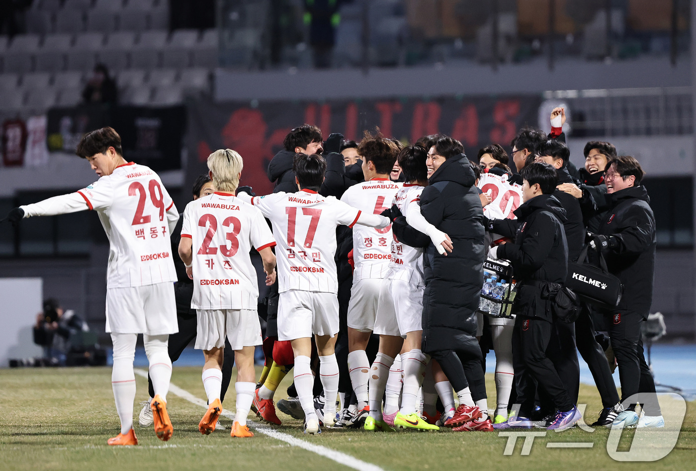 (수원=뉴스1) 구윤성 기자 = 8일 오후 경기 수원시 장안구 수원종합경기장에서 열린 하나은행 K리그 승강 플레이오프(PO) 2차전 수원FC와 부천FC의 경기, 부천FC 바사니가 …