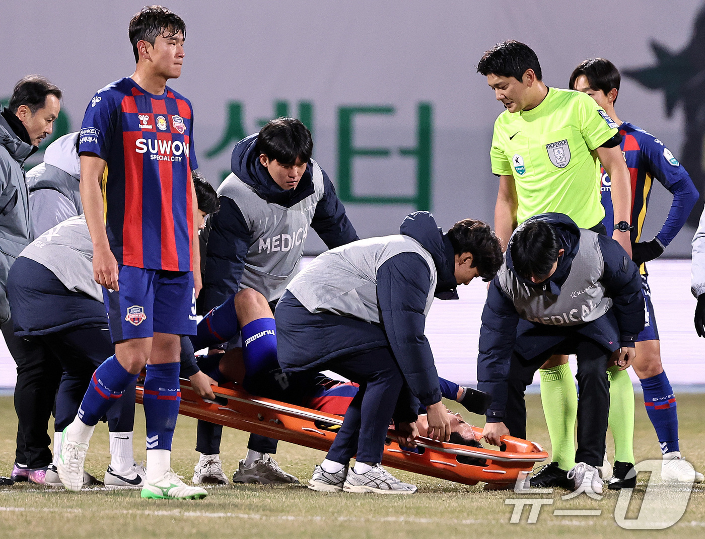 (수원=뉴스1) 구윤성 기자 = 8일 오후 경기 수원시 장안구 수원종합경기장에서 열린 하나은행 K리그 승강 플레이오프(PO) 2차전 수원FC와 부천FC의 경기, 수원FC 수비 김태 …