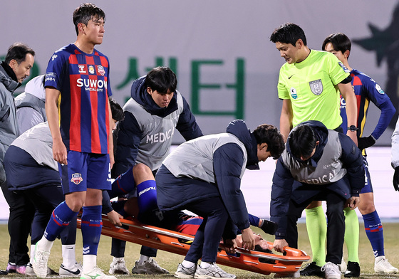 들것에 실려가는 김태한