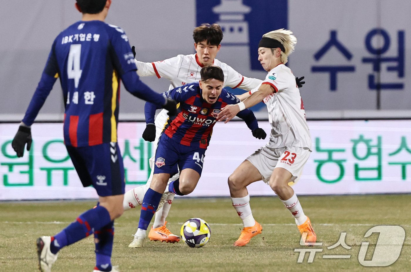 (수원=뉴스1) 구윤성 기자 = 8일 오후 경기 수원시 장안구 수원종합경기장에서 열린 하나은행 K리그 승강 플레이오프(PO) 2차전 수원FC와 부천FC의 경기, 수원FC 윌리안이 …