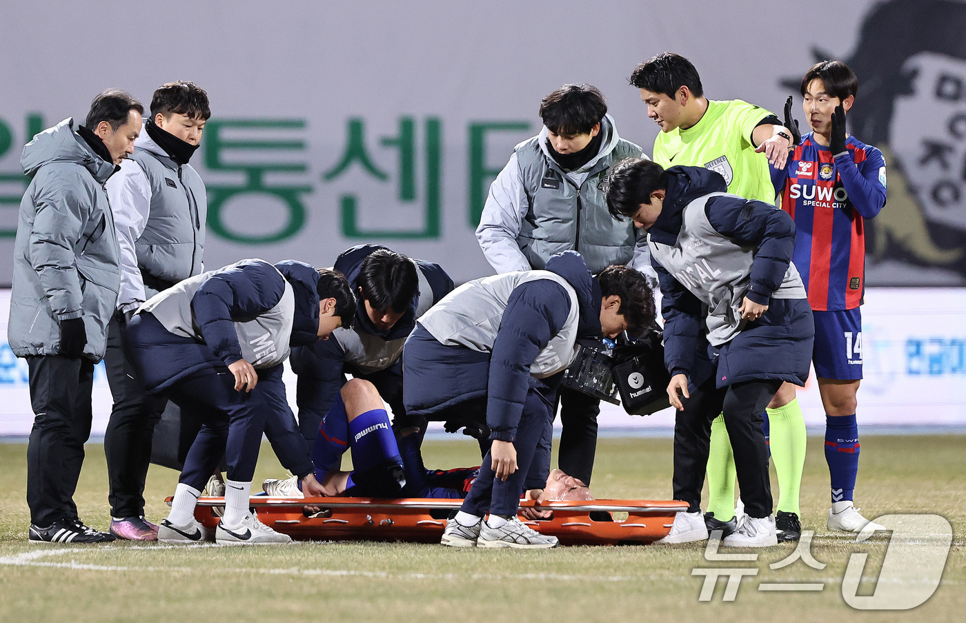 (수원=뉴스1) 구윤성 기자 = 8일 오후 경기 수원시 장안구 수원종합경기장에서 열린 하나은행 K리그 승강 플레이오프(PO) 2차전 수원FC와 부천FC의 경기, 수원FC 수비 김태 …