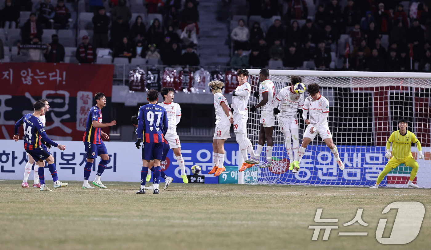 (수원=뉴스1) 구윤성 기자 = 8일 오후 경기 수원시 장안구 수원종합경기장에서 열린 하나은행 K리그 승강 플레이오프(PO) 2차전 수원FC와 부천FC의 경기, 전반전 추가시간 수 …