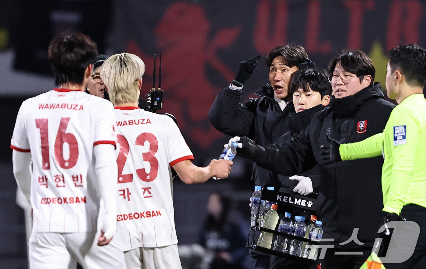 (수원=뉴스1) 구윤성 기자 = 이영민 부천FC 감독이 8일 오후 경기 수원시 장안구 수원종합경기장에서 열린 하나은행 K리그 승강 플레이오프(PO) 2차전 수원FC와 부천FC의 경 …