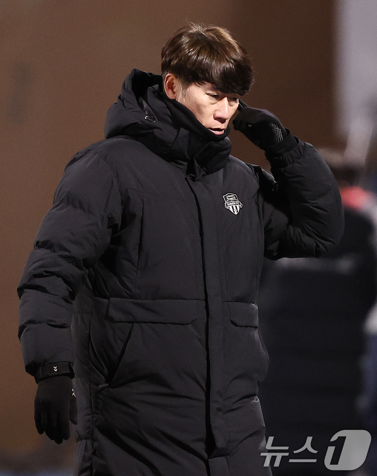 (수원=뉴스1) 구윤성 기자 = 김은중 수원FC 감독이 8일 오후 경기 수원시 장안구 수원종합경기장에서 열린 하나은행 K리그 승강 플레이오프(PO) 2차전 수원FC와 부천FC의 경 …