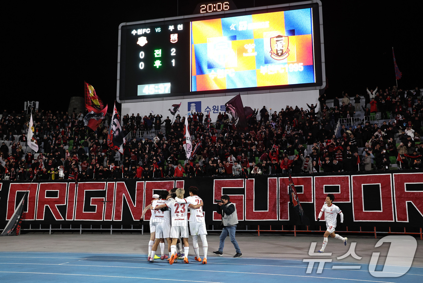 (수원=뉴스1) 구윤성 기자 = 8일 오후 경기 수원시 장안구 수원종합경기장에서 열린 하나은행 K리그 승강 플레이오프(PO) 2차전 수원FC와 부천FC의 경기, 부천FC 갈레고가 …