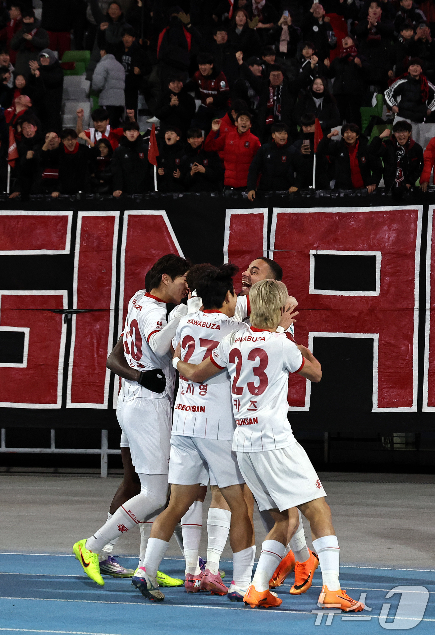 (수원=뉴스1) 구윤성 기자 = 8일 오후 경기 수원시 장안구 수원종합경기장에서 열린 하나은행 K리그 승강 플레이오프(PO) 2차전 수원FC와 부천FC의 경기, 부천FC 갈레고가 …