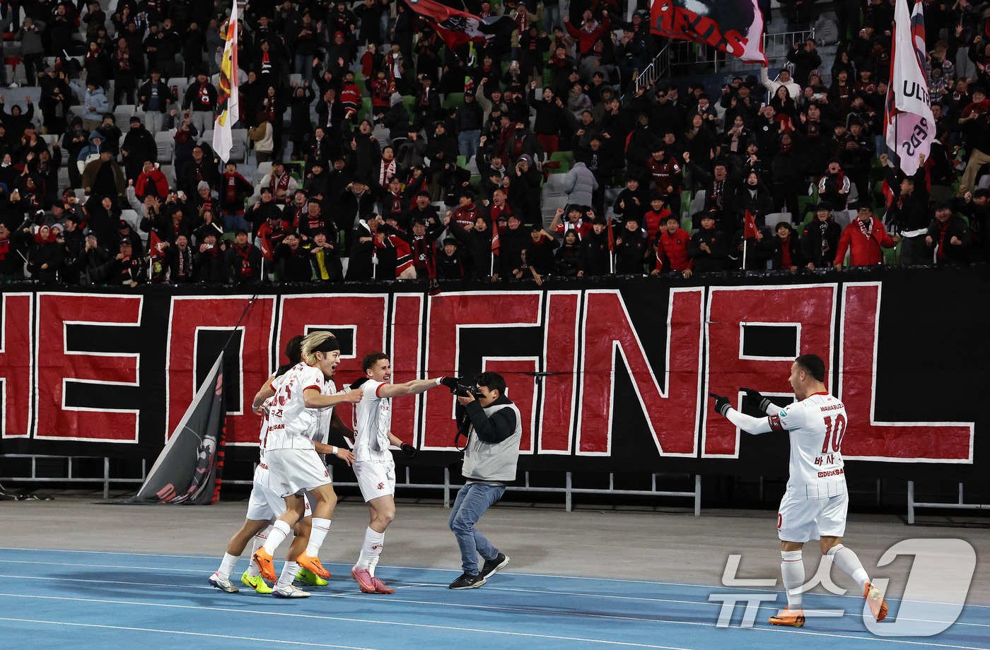 (수원=뉴스1) 구윤성 기자 = 8일 오후 경기 수원시 장안구 수원종합경기장에서 열린 하나은행 K리그 승강 플레이오프(PO) 2차전 수원FC와 부천FC의 경기, 부천FC 갈레고가 …