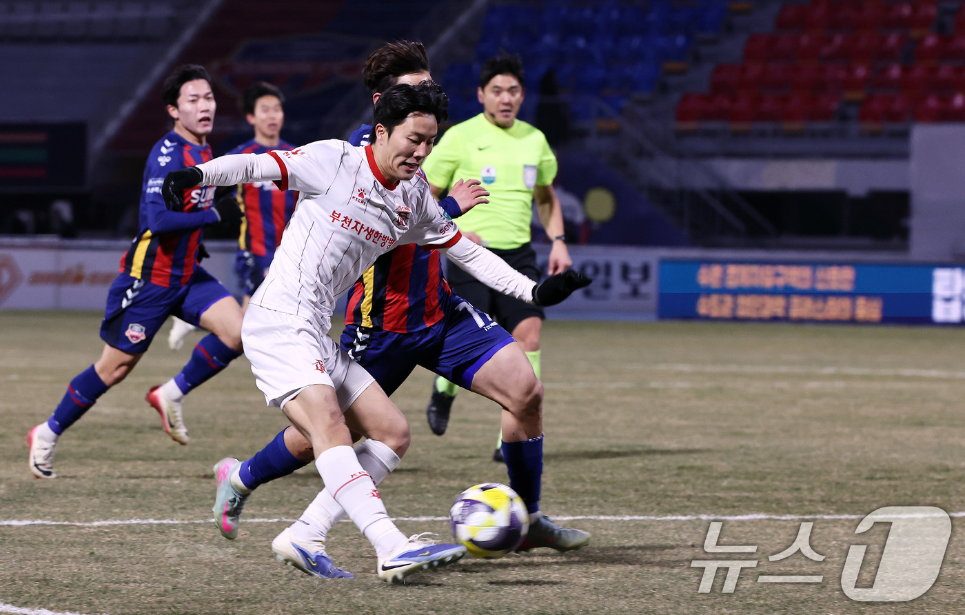 (수원=뉴스1) 구윤성 기자 = 8일 오후 경기 수원시 장안구 수원종합경기장에서 열린 하나은행 K리그 승강 플레이오프(PO) 2차전 수원FC와 부천FC의 경기, 부천FC 김규민이 …