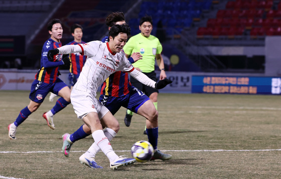 슛하는 부천FC 김규민