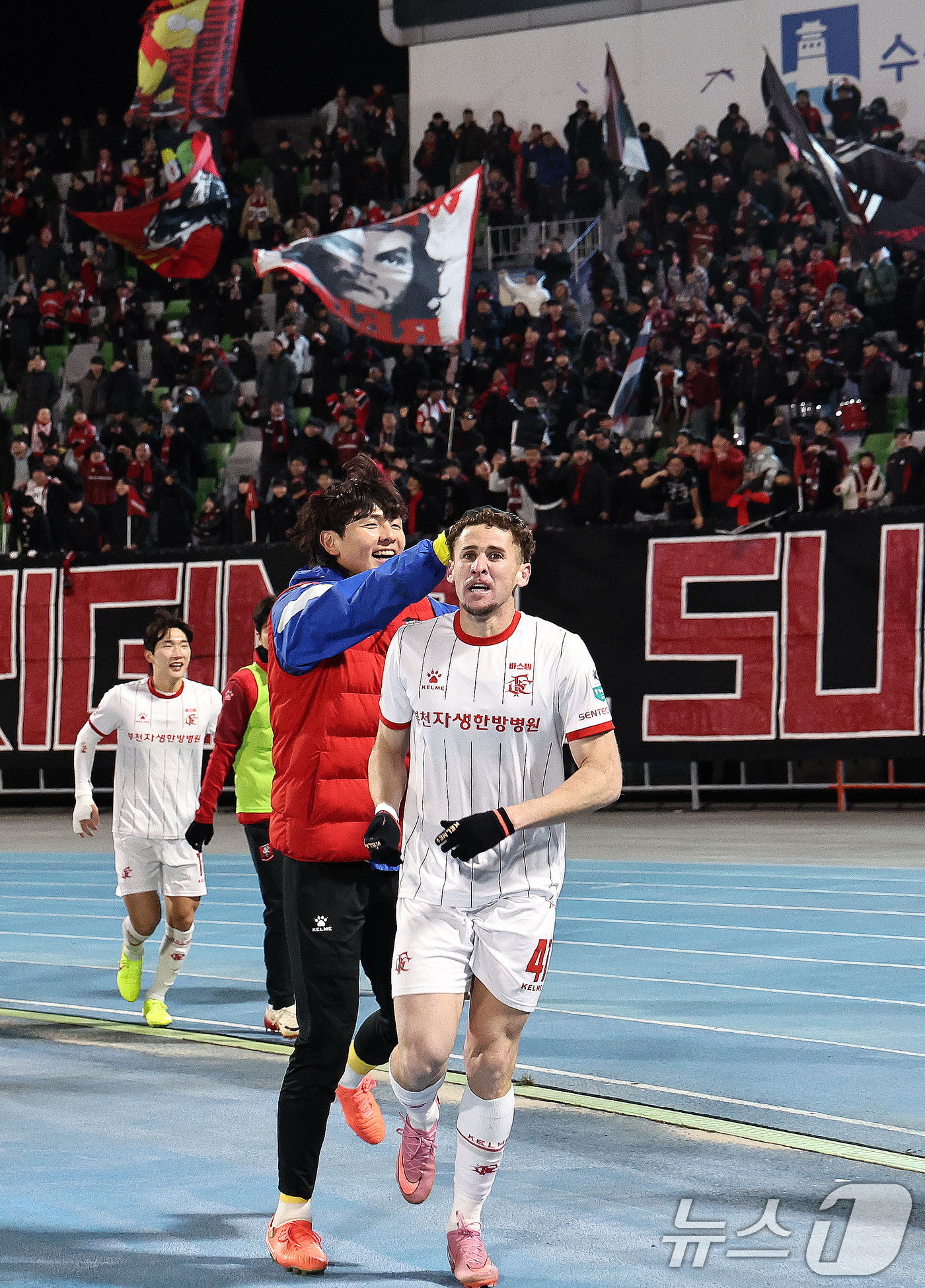 (수원=뉴스1) 구윤성 기자 = 8일 오후 경기 수원시 장안구 수원종합경기장에서 열린 하나은행 K리그 승강 플레이오프(PO) 2차전 수원FC와 부천FC의 경기, 부천FC 갈레고가 …