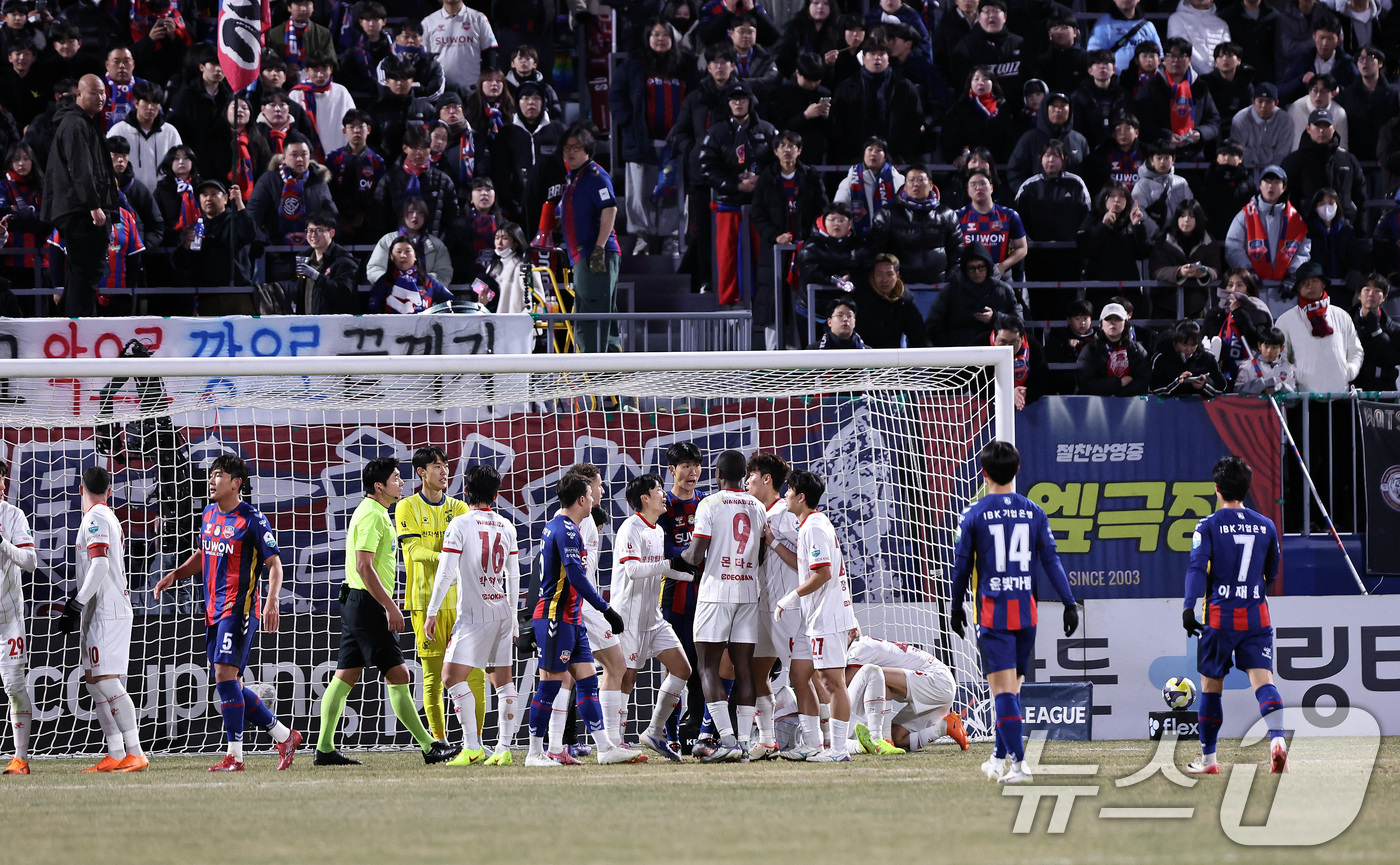 (수원=뉴스1) 구윤성 기자 = 8일 오후 경기 수원시 장안구 수원종합경기장에서 열린 하나은행 K리그 승강 플레이오프(PO) 2차전 수원FC와 부천FC의 경기, 후반전 양팀 선수들 …