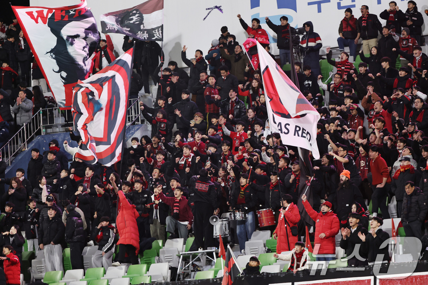 (수원=뉴스1) 구윤성 기자 = 8일 오후 경기 수원시 장안구 수원종합경기장에서 열린 하나은행 K리그 승강 플레이오프(PO) 2차전 수원FC와 부천FC의 경기, 부천FC 서포터즈가 …