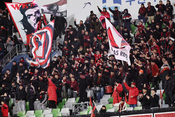 열띤 응원 펼치는 부천FC 서포터즈