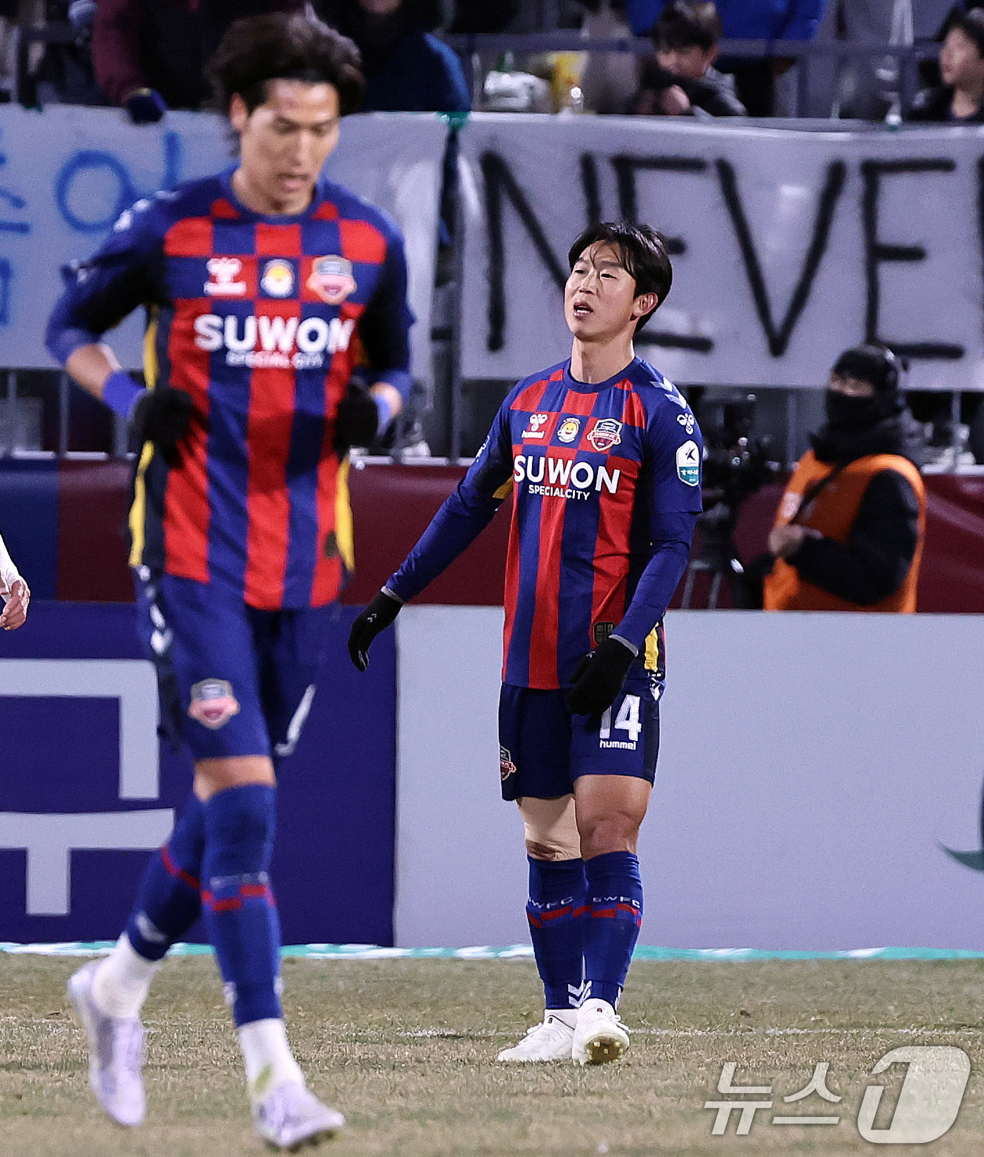 (수원=뉴스1) 구윤성 기자 = 8일 오후 경기 수원시 장안구 수원종합경기장에서 열린 하나은행 K리그 승강 플레이오프(PO) 2차전 수원FC와 부천FC의 경기, 수원FC 윤빛가람이 …