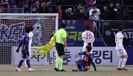 만회골 넣는 수원FC 최치웅