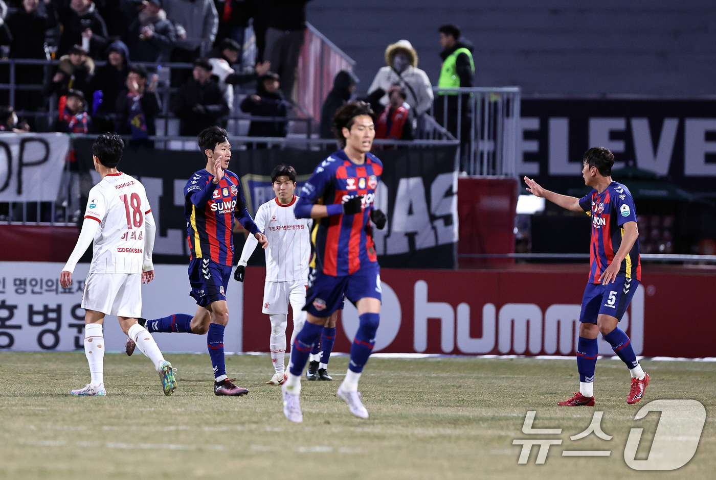 (수원=뉴스1) 구윤성 기자 = 8일 오후 경기 수원시 장안구 수원종합경기장에서 열린 하나은행 K리그 승강 플레이오프(PO) 2차전 수원FC와 부천FC의 경기, 후반 교체 투입된 …