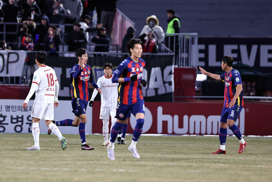 만회골 넣은 수원FC 최치웅