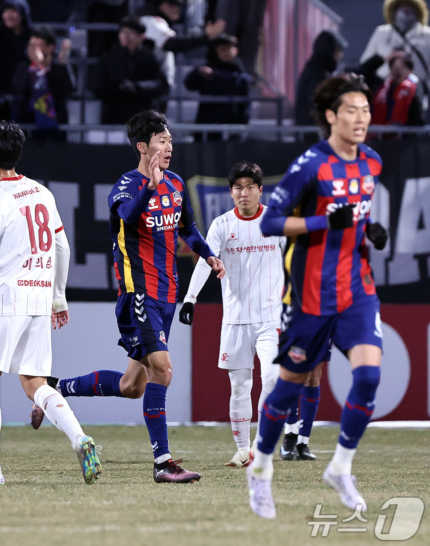 (수원=뉴스1) 구윤성 기자 = 8일 오후 경기 수원시 장안구 수원종합경기장에서 열린 하나은행 K리그 승강 플레이오프(PO) 2차전 수원FC와 부천FC의 경기, 후반 교체 투입된 …