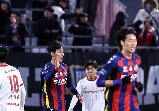 수원FC 최치웅, 한점 추격