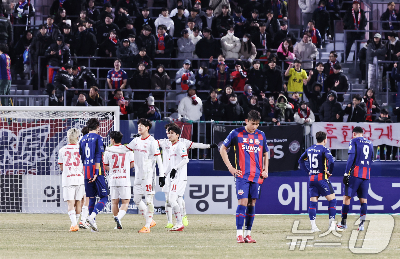 (수원=뉴스1) 구윤성 기자 = 8일 오후 경기 수원시 장안구 수원종합경기장에서 열린 하나은행 K리그 승강 플레이오프(PO) 2차전 수원FC와 부천FC의 경기, 수원FC에 3대 2 …