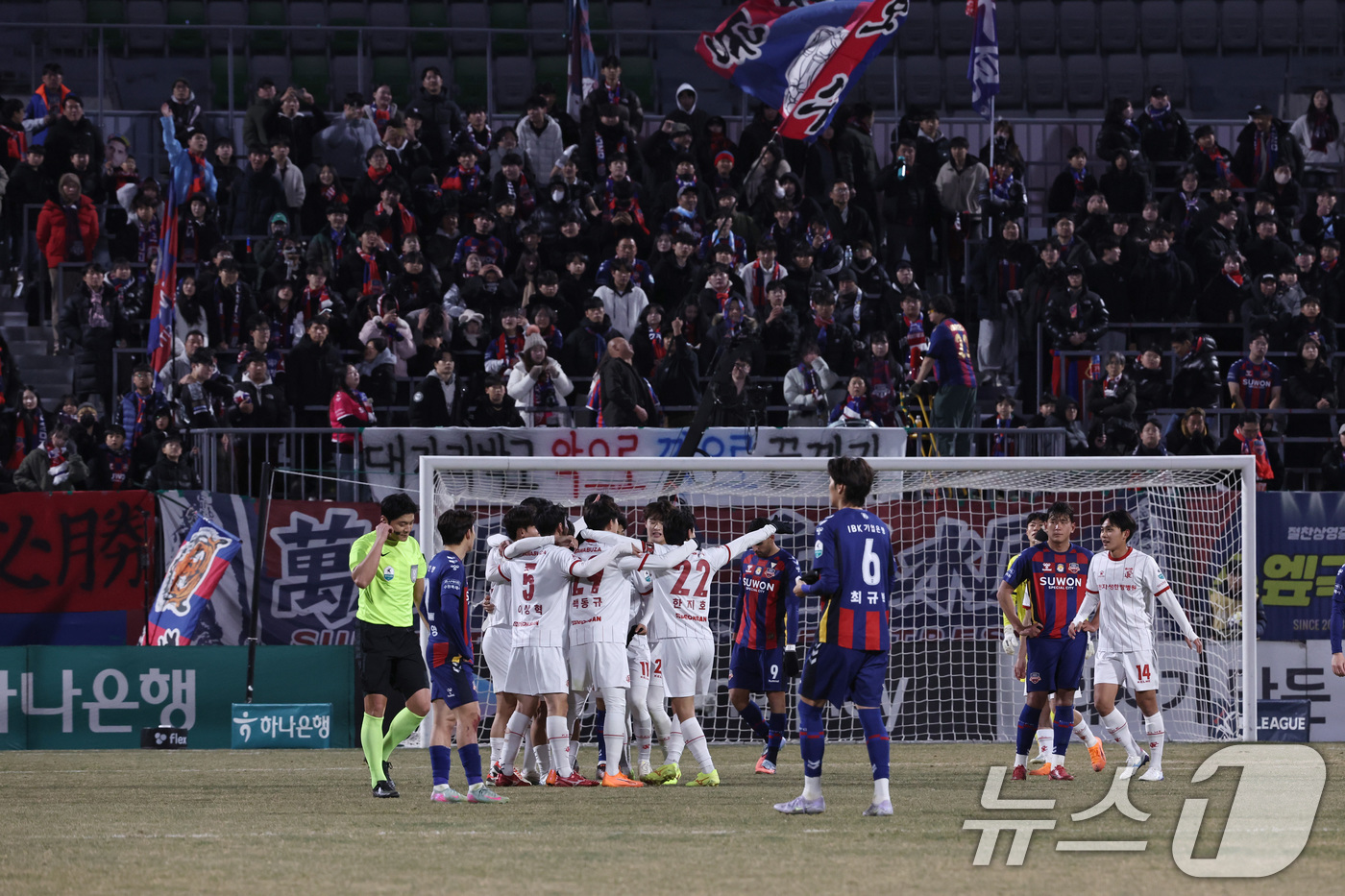 (수원=뉴스1) 구윤성 기자 = 8일 오후 경기 수원시 장안구 수원종합경기장에서 열린 하나은행 K리그 승강 플레이오프(PO) 2차전 수원FC와 부천FC의 경기, 수원FC에 3대 2 …