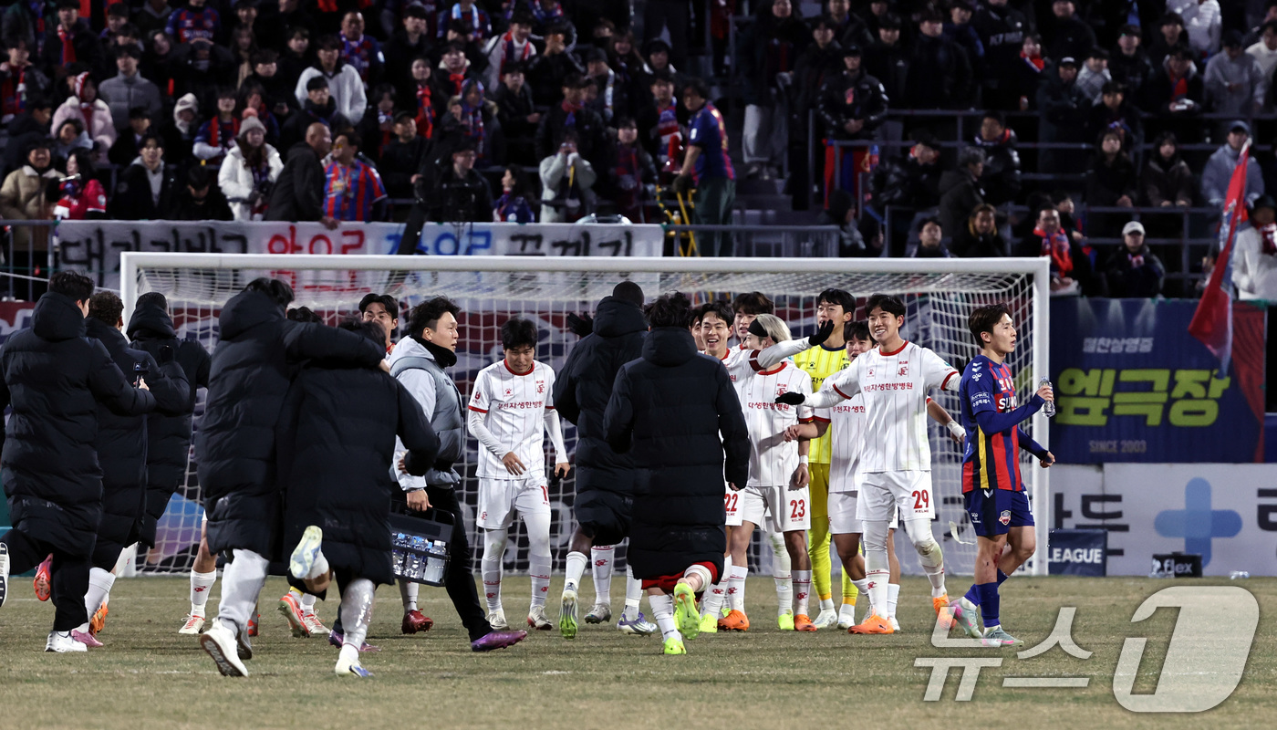 (수원=뉴스1) 구윤성 기자 = 8일 오후 경기 수원시 장안구 수원종합경기장에서 열린 하나은행 K리그 승강 플레이오프(PO) 2차전 수원FC와 부천FC의 경기, 수원FC에 3대 2 …