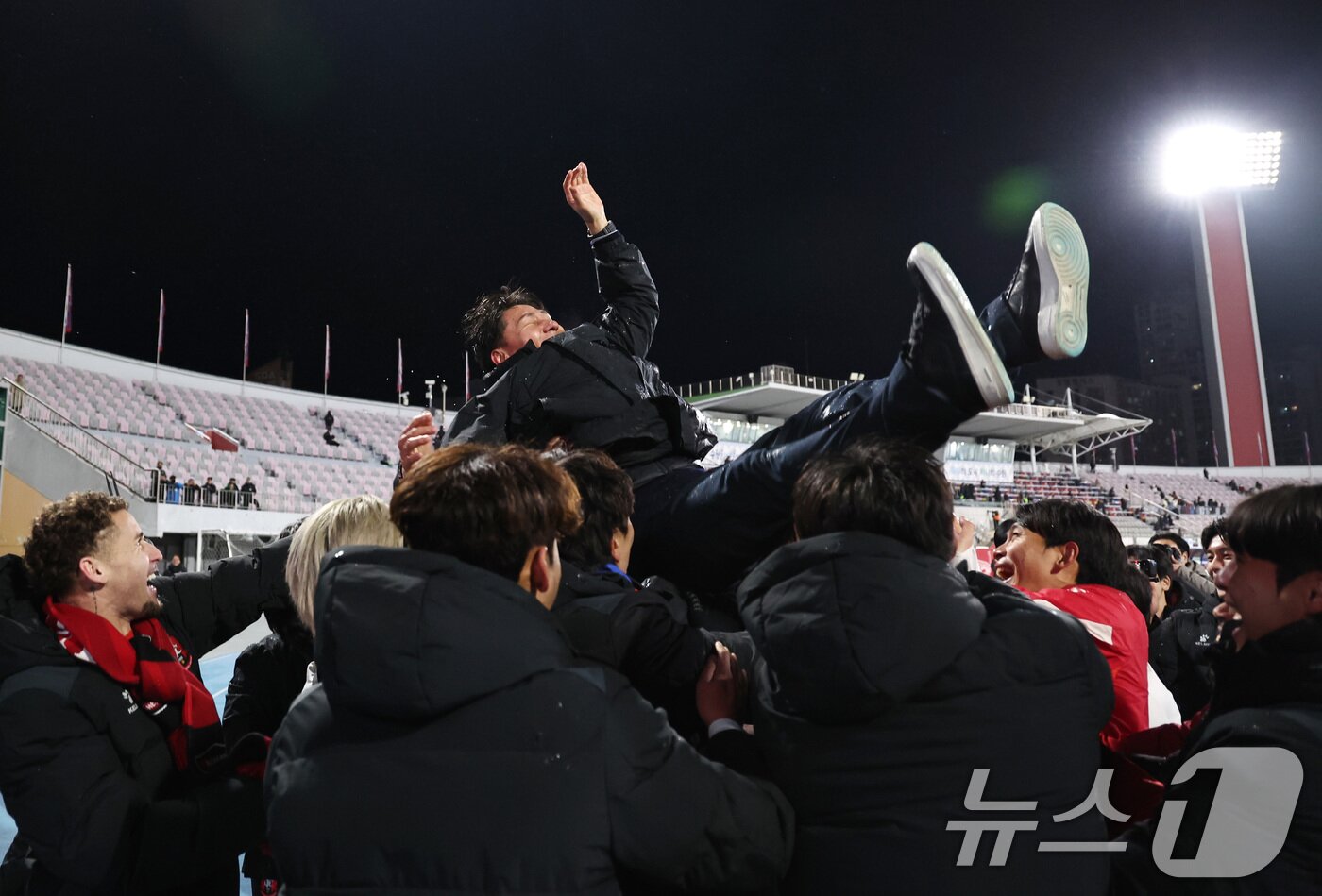 본문 이미지 - 8일 오후 경기 수원시 장안구 수원종합경기장에서 열린 하나은행 K리그 승강 플레이오프&#40;PO&#41; 2차전 수원FC와 부천FC의 경기, 수원FC에 3대 2로 이기며 승격을 확정지은 부천FC 선수들이 이영민 감독을 헹가래 치고 있다. 2025.12.8/뉴스1 ⓒ News1 구윤성 기자