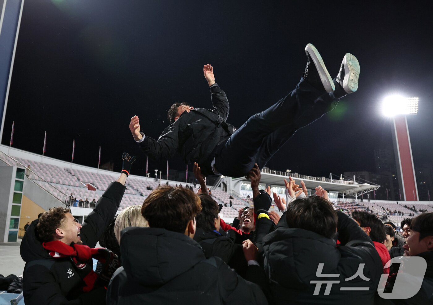 본문 이미지 - 승격 후 선수들로부터 축하를 받는 이영민 감독. 2025.12.8/뉴스1 ⓒ News1 구윤성 기자