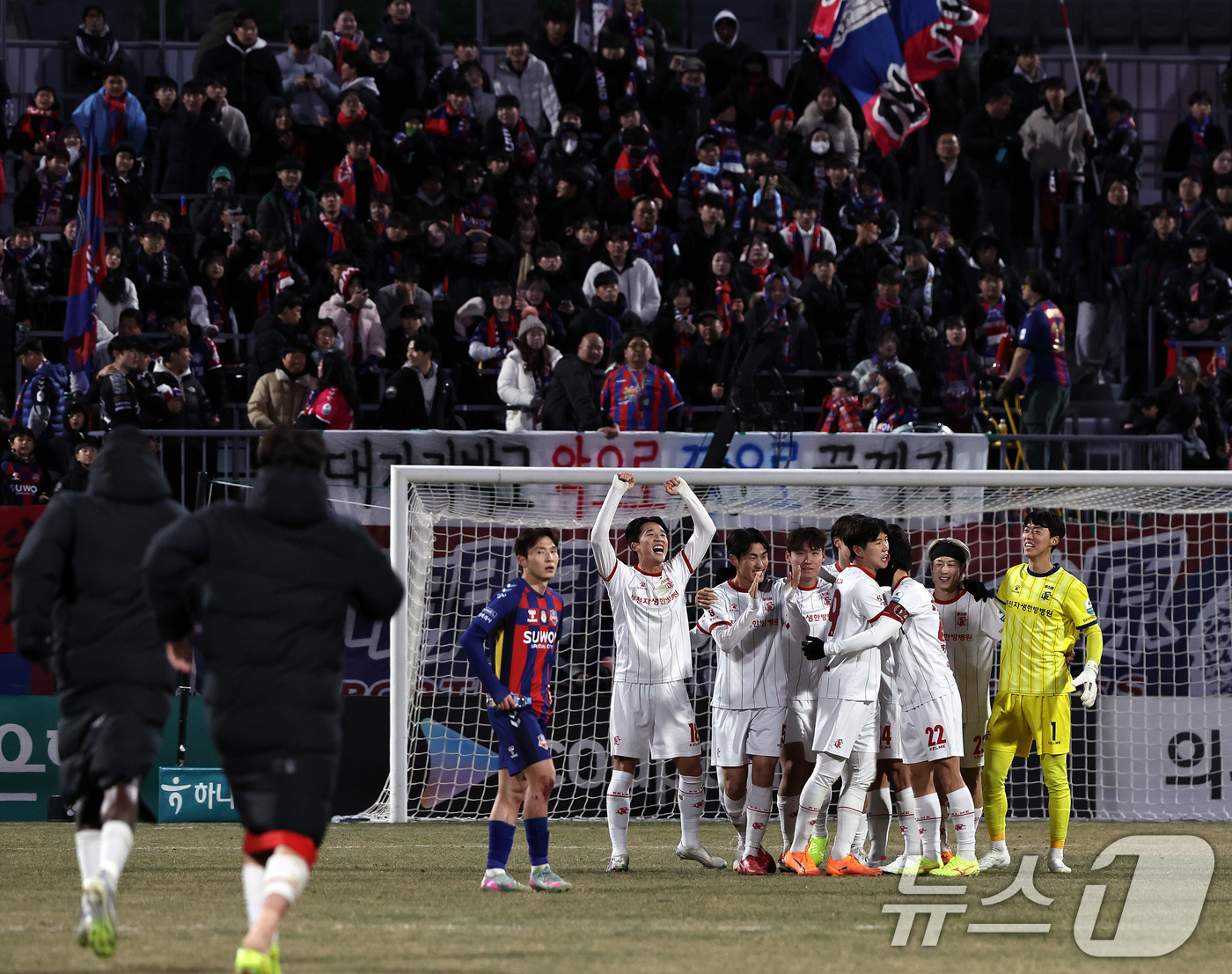 (수원=뉴스1) 구윤성 기자 = 8일 오후 경기 수원시 장안구 수원종합경기장에서 열린 하나은행 K리그 승강 플레이오프(PO) 2차전 수원FC와 부천FC의 경기, 수원FC에 3대 2 …