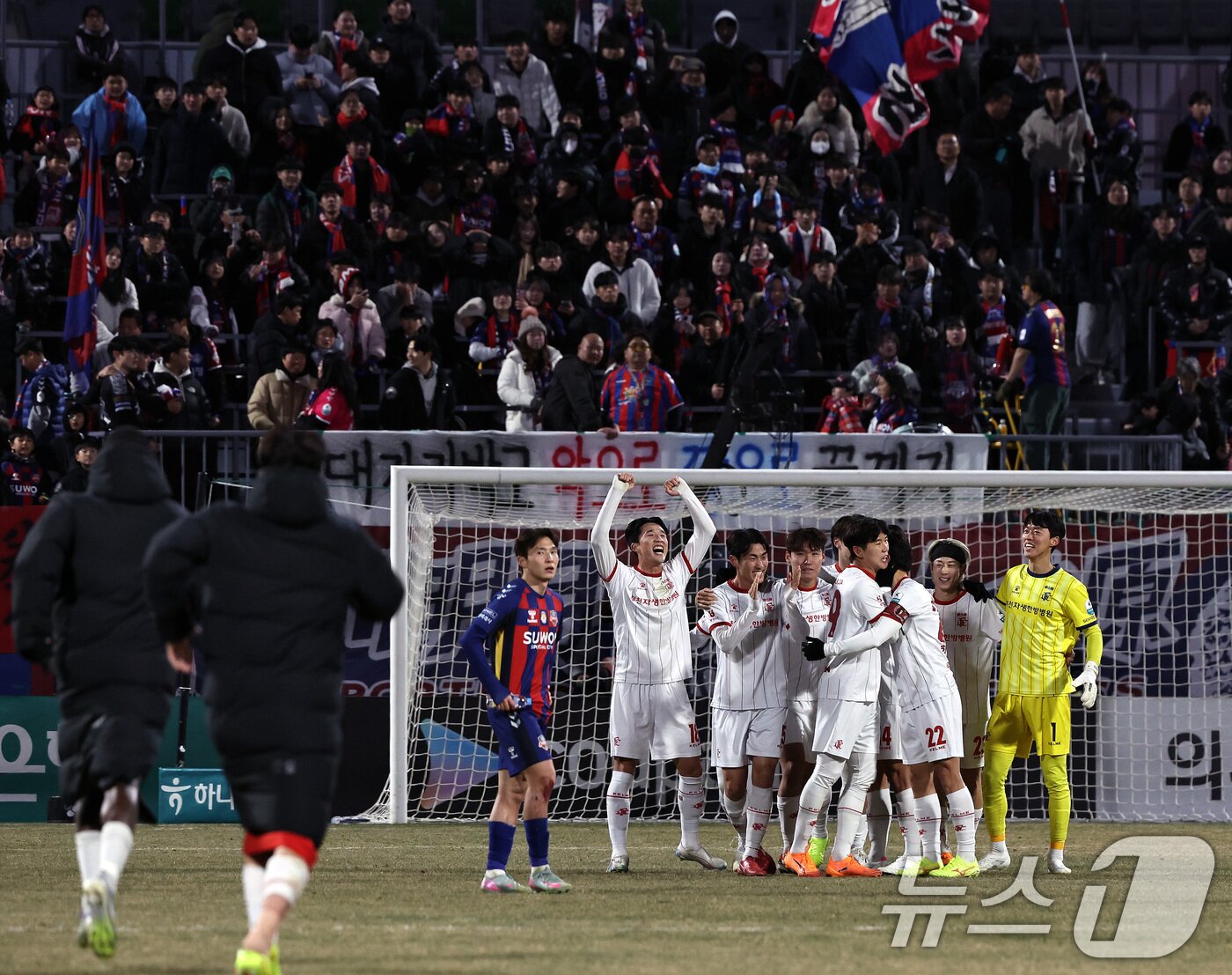 본문 이미지 - 부천FC 선수들과 팬들이 승격이 확정된 후 기뻐하고 있다. 2025.12.8/뉴스1 ⓒ News1 구윤성 기자