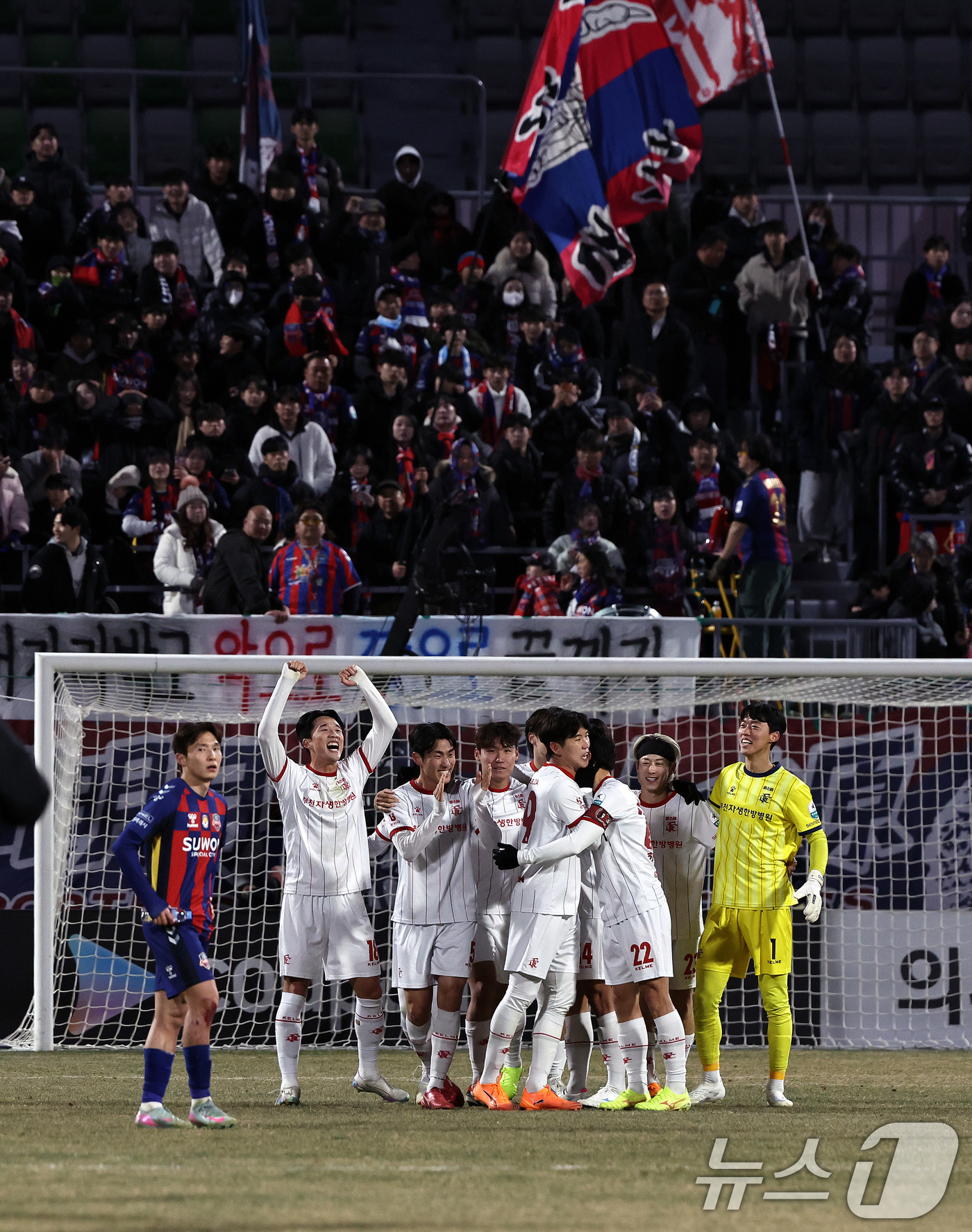 (수원=뉴스1) 구윤성 기자 = 8일 오후 경기 수원시 장안구 수원종합경기장에서 열린 하나은행 K리그 승강 플레이오프(PO) 2차전 수원FC와 부천FC의 경기, 수원FC에 3대 2 …