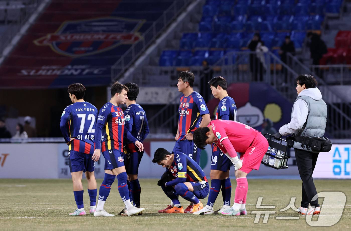 (수원=뉴스1) 구윤성 기자 = 8일 오후 경기 수원시 장안구 수원종합경기장에서 열린 하나은행 K리그 승강 플레이오프(PO) 2차전 수원FC와 부천FC의 경기, 부천FC에 2대 3 …