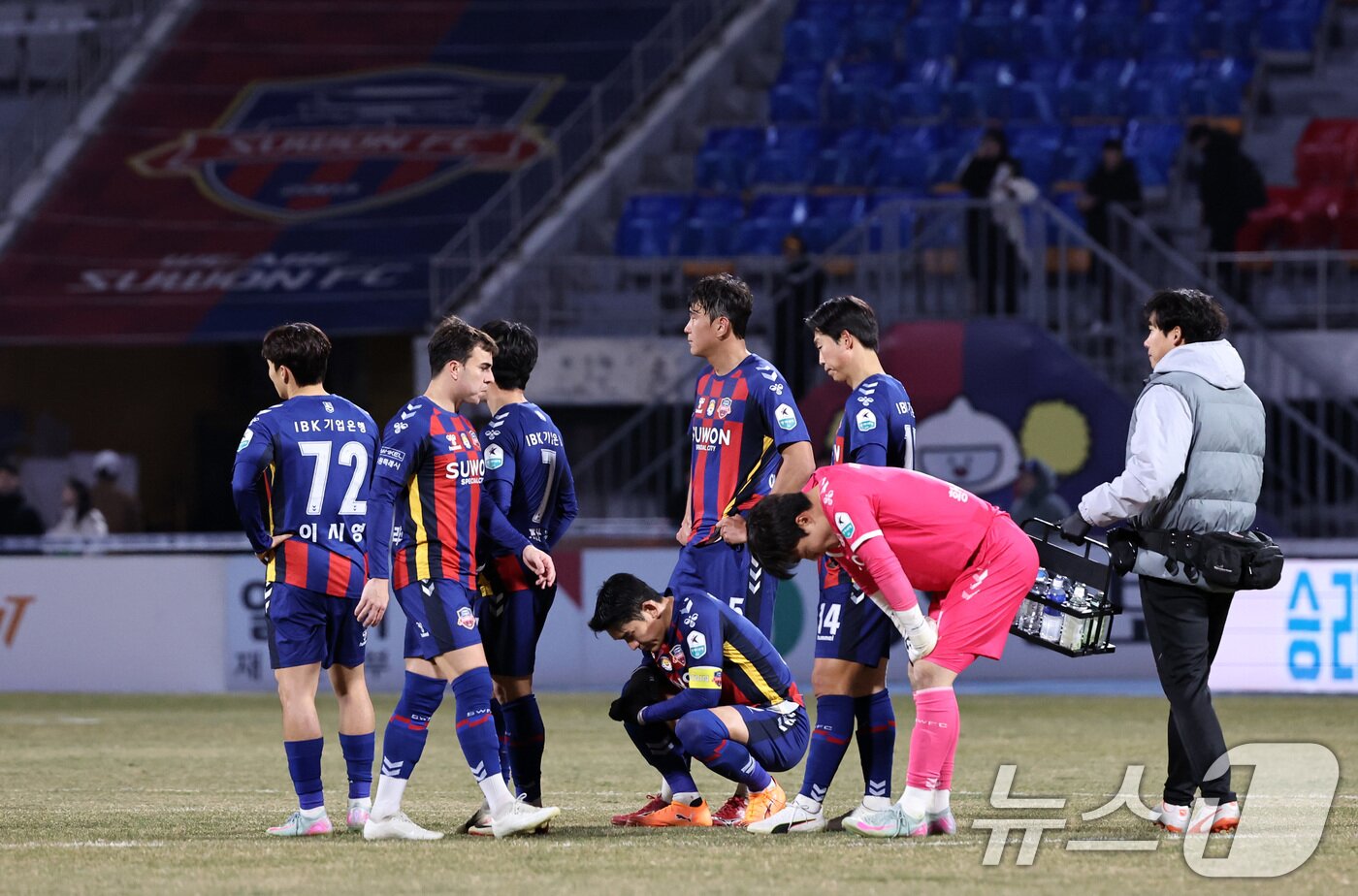 본문 이미지 - 수원FC는 K리그2 3위 부천에게 2연패를 당하며 6년 만에 2부리그로 내려간다. ⓒ News1 구윤성 기자