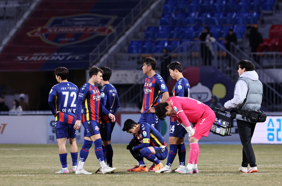 아쉬워하는 수원FC