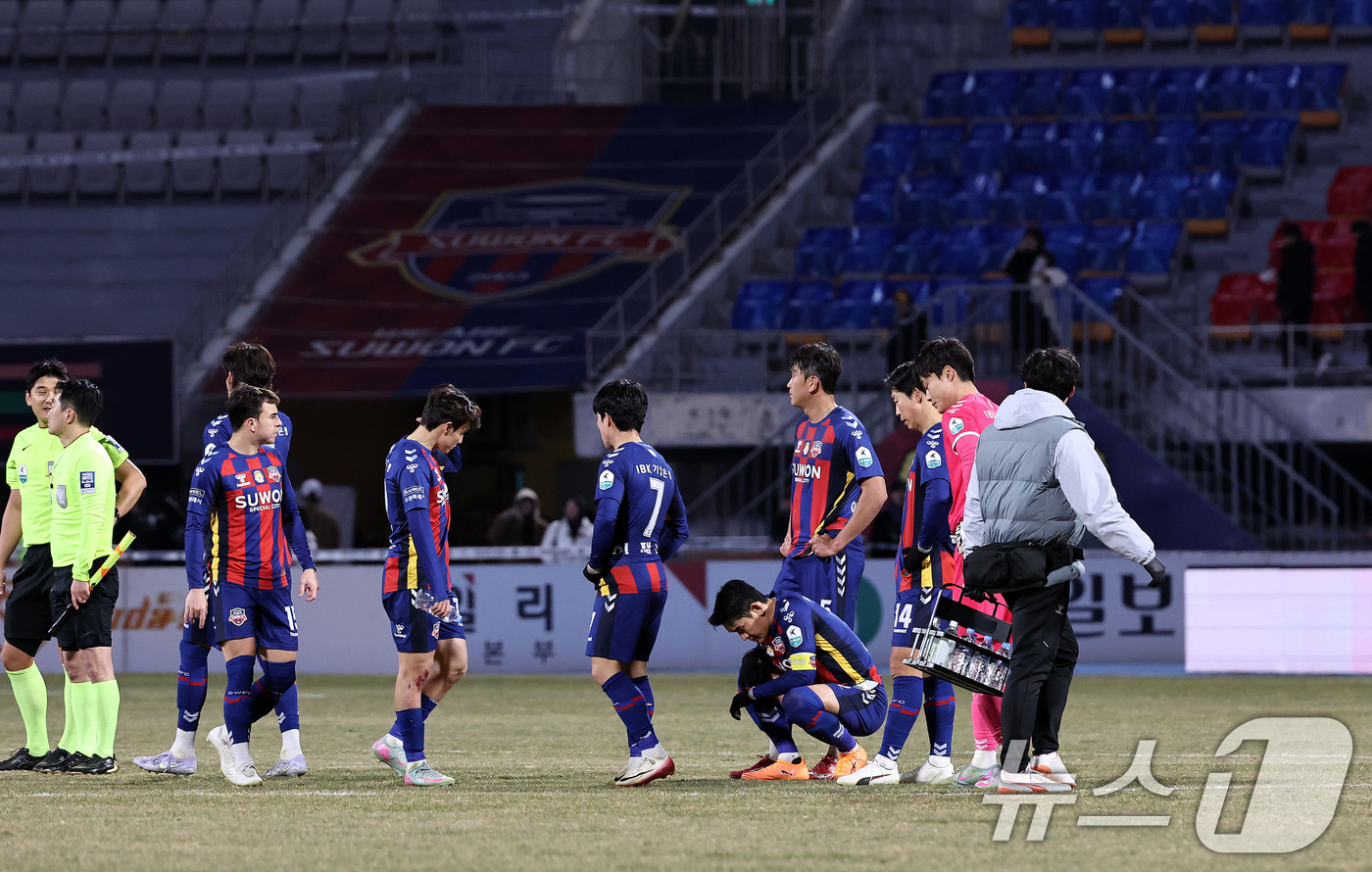 (수원=뉴스1) 구윤성 기자 = 8일 오후 경기 수원시 장안구 수원종합경기장에서 열린 하나은행 K리그 승강 플레이오프(PO) 2차전 수원FC와 부천FC의 경기, 부천FC에 2대 3 …