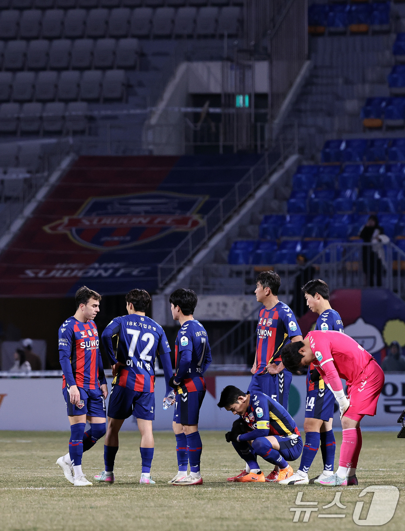 (수원=뉴스1) 구윤성 기자 = 8일 오후 경기 수원시 장안구 수원종합경기장에서 열린 하나은행 K리그 승강 플레이오프(PO) 2차전 수원FC와 부천FC의 경기, 부천FC에 2대 3 …